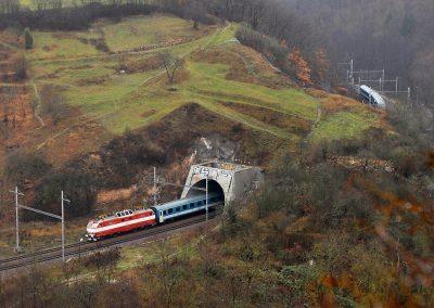 Vlak EuroCity Hungaria pod Obřanskou strání na okraji Brna, autor Marek Cerman, zdroj Lokomotivy.net