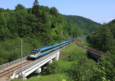 Pendolino a stará elektrická jednotka přezdívaná pantograf u Novohradských tunelů, autor Drebin, převzato ze ŽelPage
