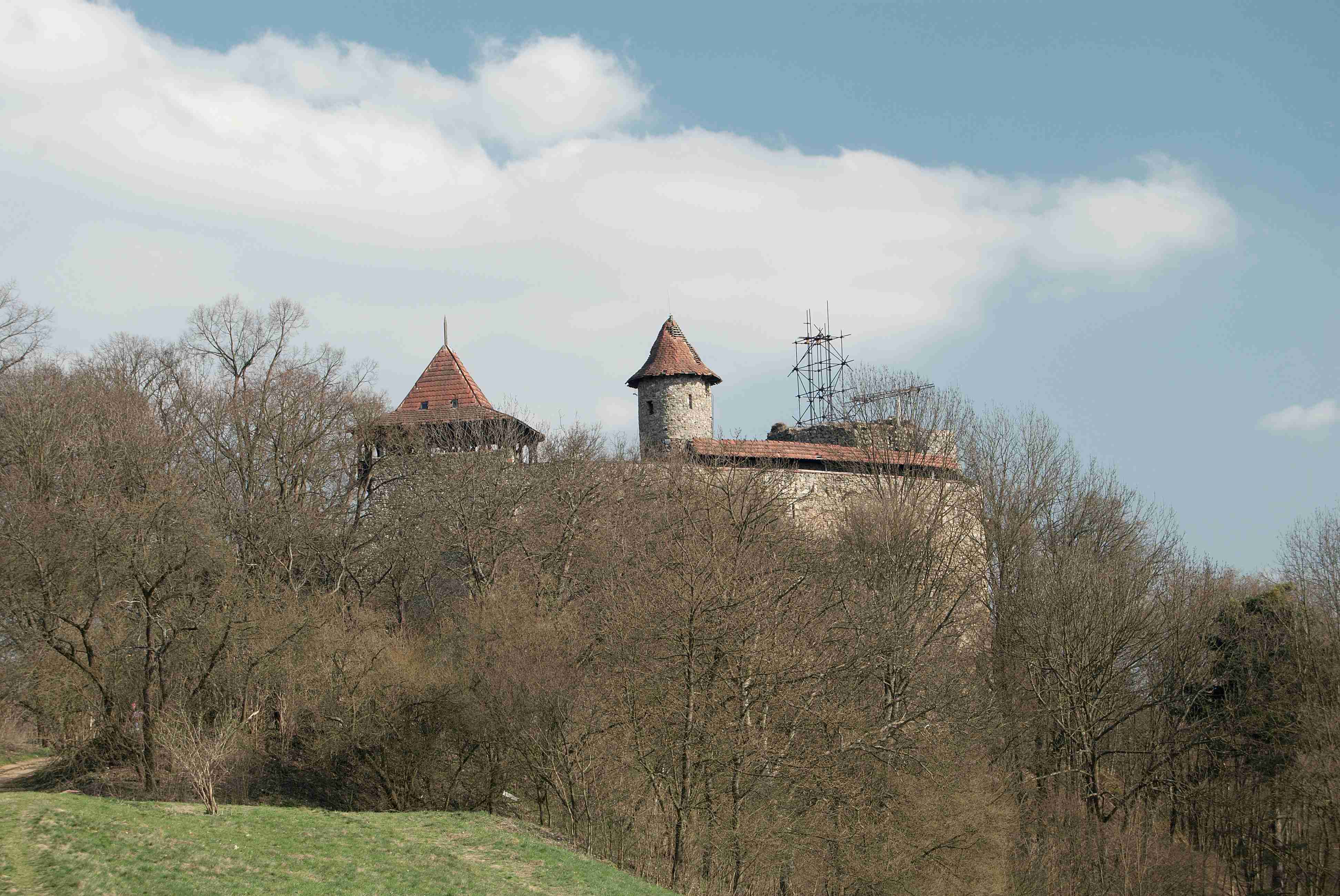 Pohled na Nový Hrad od severozápadu (převzato z Wikimedia Commons)