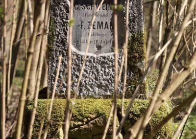 Monumento de C. Schweiner kaj F. Zeman - aŭtoro Daniel Rouchal, uzita el Mapy.cz