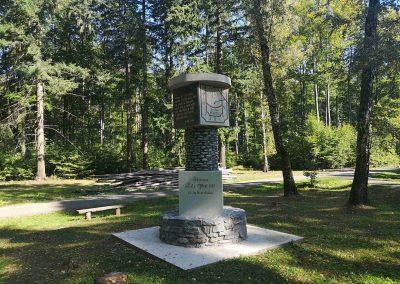 Renovita monumento de arbara vojo Hradská