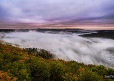 Alexandrova rozhledna nad Adamovem a mlha v údolí, autor Tomáš Picka