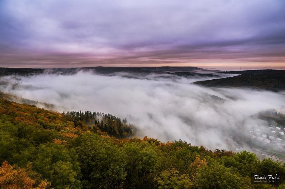 Alexandrova rozhledna nad Adamovem a mlha v údolí, autor Tomáš Picka