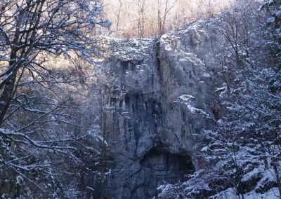 Býčí skála v zimě (jeskyně)
