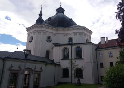 Santiniho barokní perla - kostel Jména Panny Marie ve Křtinách v létě
