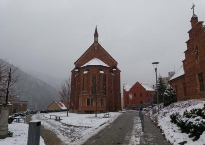 Kostel svaté Barbory v Adamově v zimě
