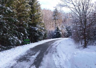 Lesní cesta Padouch - začátek / konec ve Wiehlově údolí v zimě