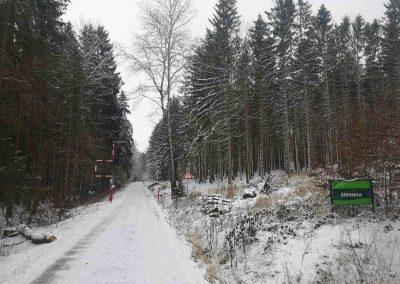 Lesní cesta Šíbrnka - začátek / konec v Rakoveckém údolí v Jedovnicích během zimy
