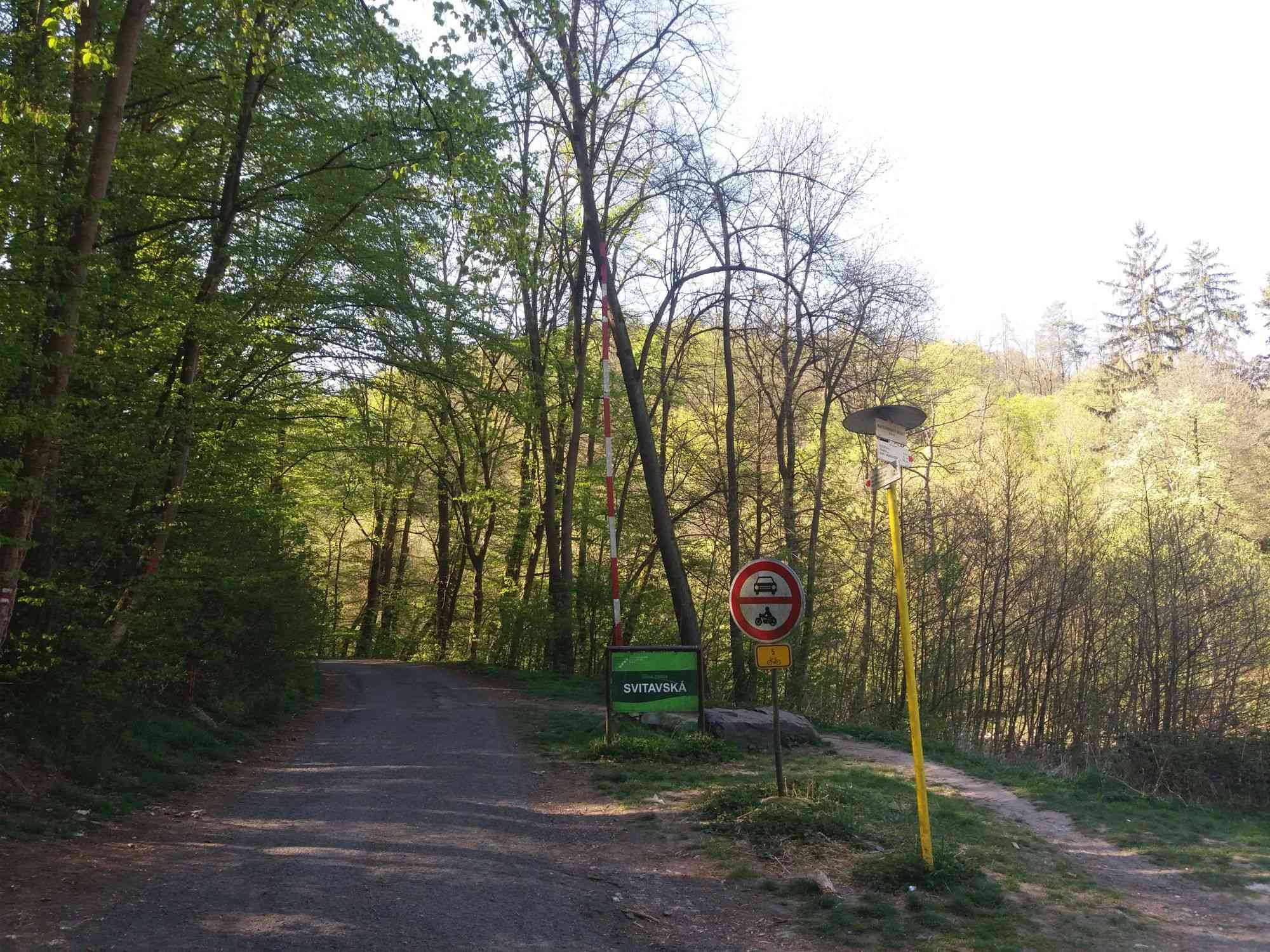 Lesní cesta Svitavská - začátek / konec u Kateřinského mostu