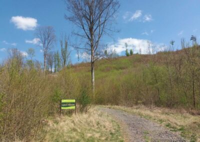 Lesní cesta Úzký Příhon - cedule označující západní začátek / konec v Křtinském údolí