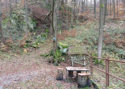 Lesní cesta Zrcadlová - posezení kousek od křížku u Márovek