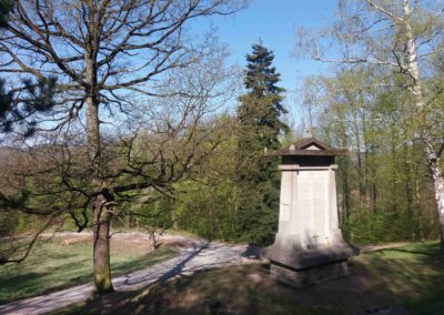 Monumento de la torturitaj arbaristoj - orienta parto kun du kolumnoj kun nomoj de falintaj, ekzekutitaj kaj torturitaj arbaristoj en la tempo de la germana okupacio