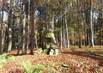 Památník Ernsta Kreutzera při lesní cestě Proklest