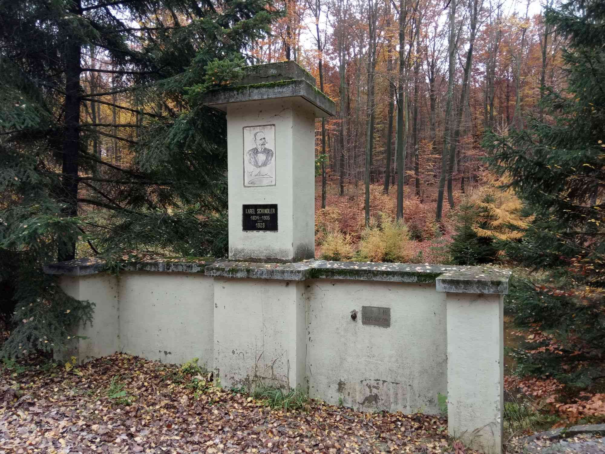 Památník Karla Jiřího Schindlera se studánkou v zadní části