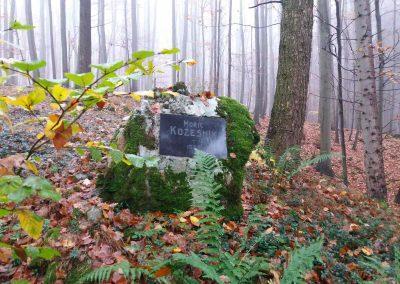 Památník Mořice Kožešníka při lesní cestě K Hlinkovým dolům