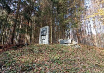 Památník Rudolfa Haši ve Wiehlově údolí při lesních cestách Kočárová a Padouch