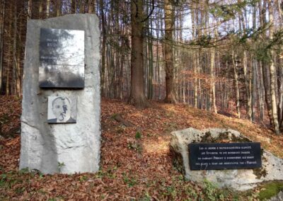 Památník Rudolfa Haši ve Wiehlově údolí při lesních cestách Kočárová a Padouch