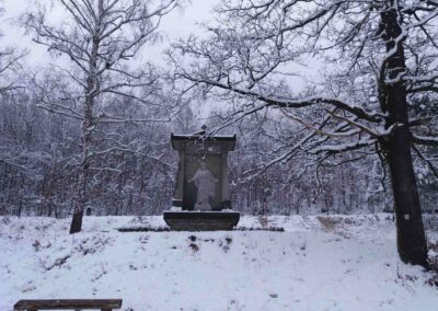 Památník umučených lesníků v zimě