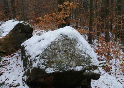 Pěšina Karla Morávka - balvan s nápisem v zimě
