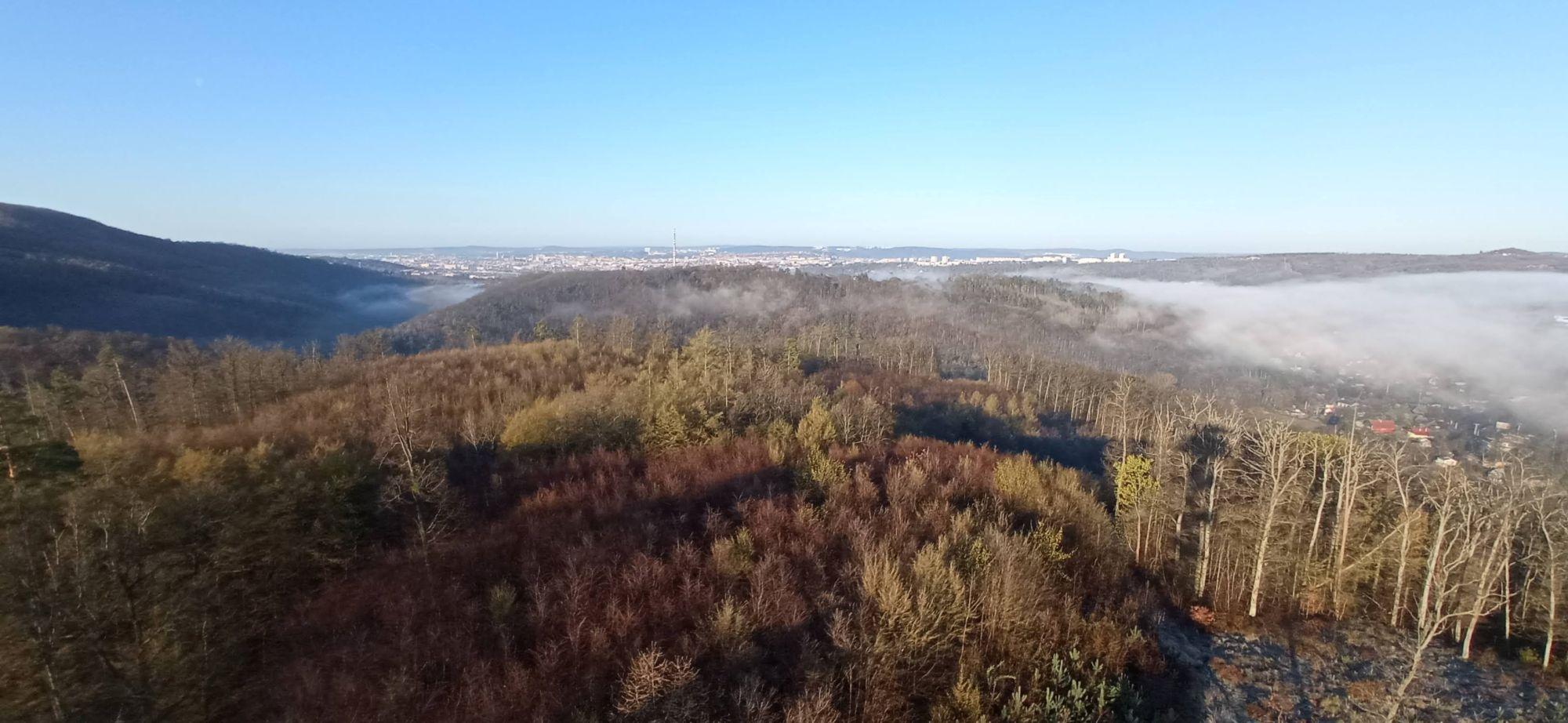Výhled z rozhledny Liduška na Brno a na mlhu v údolí, autor Martin Šerák