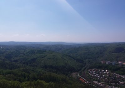 Alexander-belvidejo - panoramo de suda parto de urbo Adamov, videblas ankaŭ dissendilo Hády super Brno