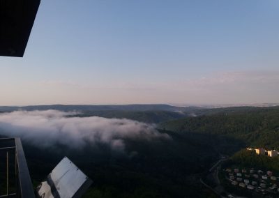 Alexander-belvidejo - suda panoramo de urbo Adamov kaj nebulo en valo