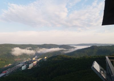 Alexander-belvidejo - norda panoramo de urbo Adamov kaj nebulo en valo