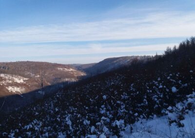 Vyhlídka Na velkých skalách nad Josefovským údolím ze Křtin do Adamova - zde pohled směrem na Křtiny v zimě