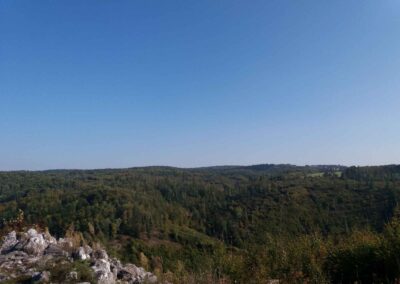 Vyhlídka Na velkých skalách nad Josefovským údolím ze Křtin do Adamova - v pozadí vpravo je vidět obec Habrůvka